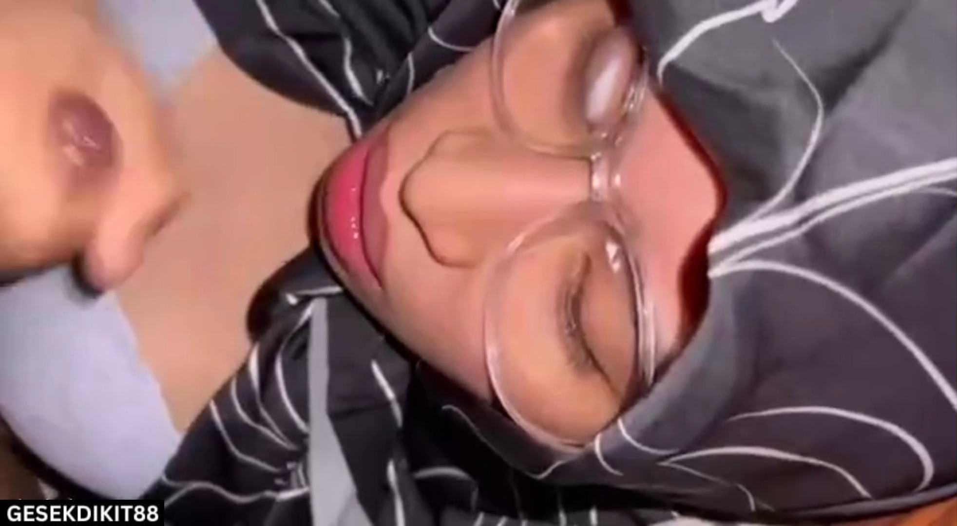 Gesekdiki-bokep indo sepongin sampe mulut pegal