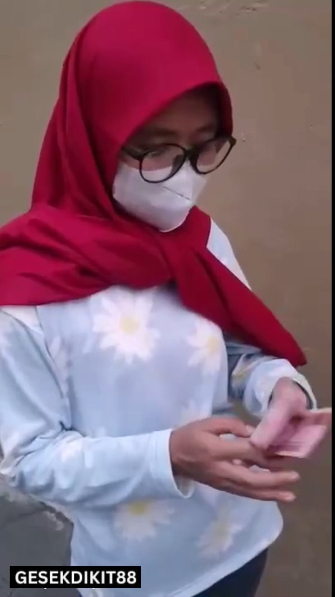 Gesekdikit- bokep indo bayar cwek ketemu di jalan