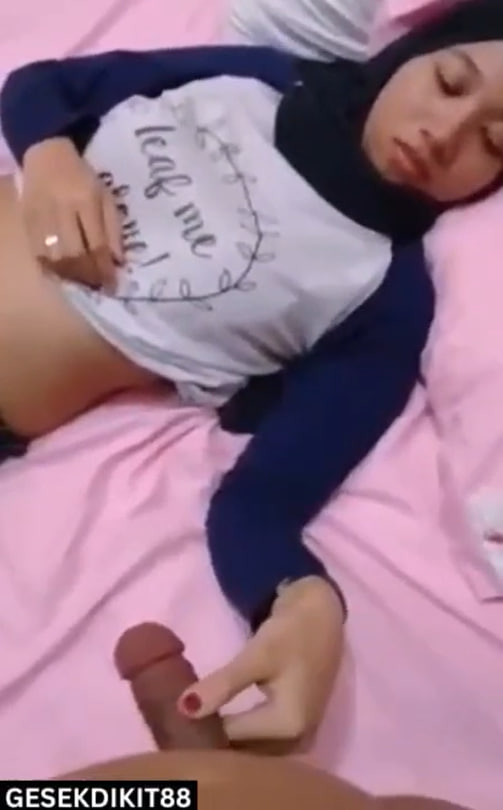 gesekdikit-Cewe Jilbab Dipaksa Nyepong