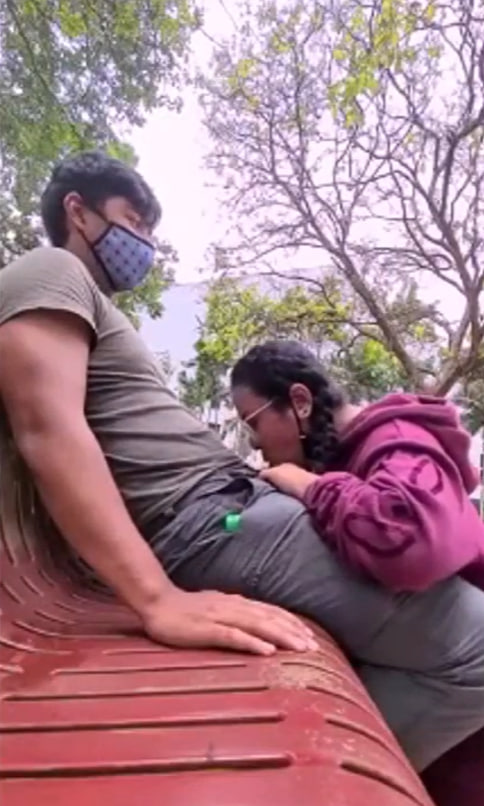 gesekdikit-Ngewe Bareng Ayang Di Taman