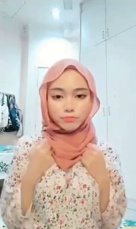 gesekdikit-Ukhty Cantik Imut Suka Colmek